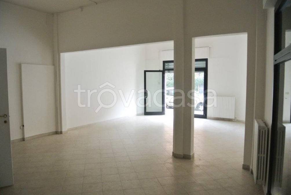 negozio in affitto a Bologna in zona Saragozza