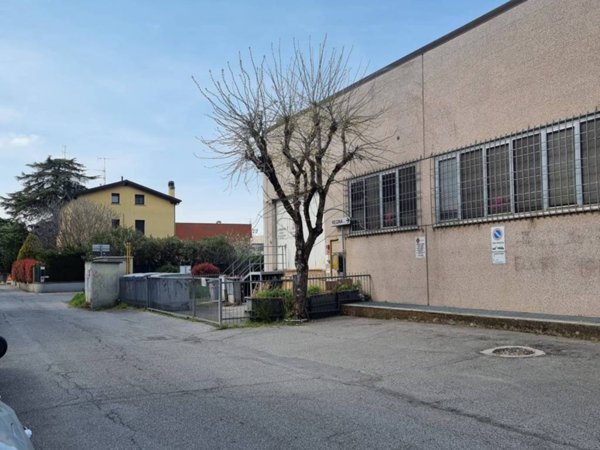 locale commerciale in affitto a Bologna in zona Bolognina