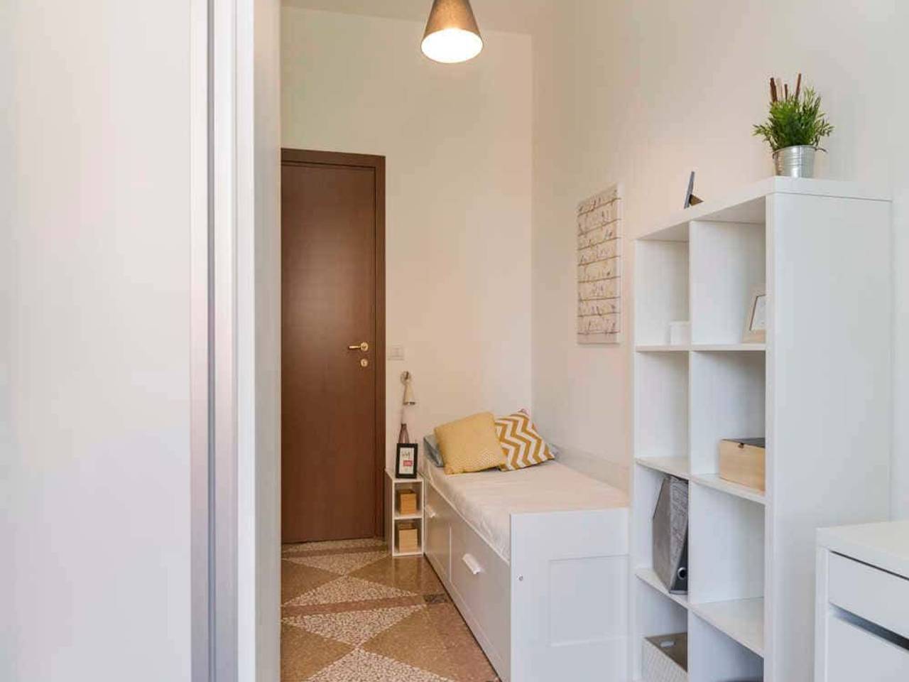 negozio in affitto a Bologna in zona Saragozza