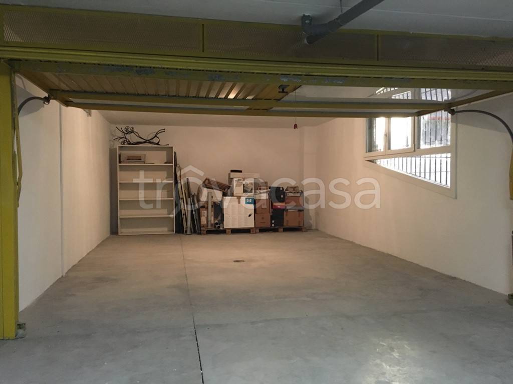 locale di sgombero in affitto a Bologna in zona Santa Viola