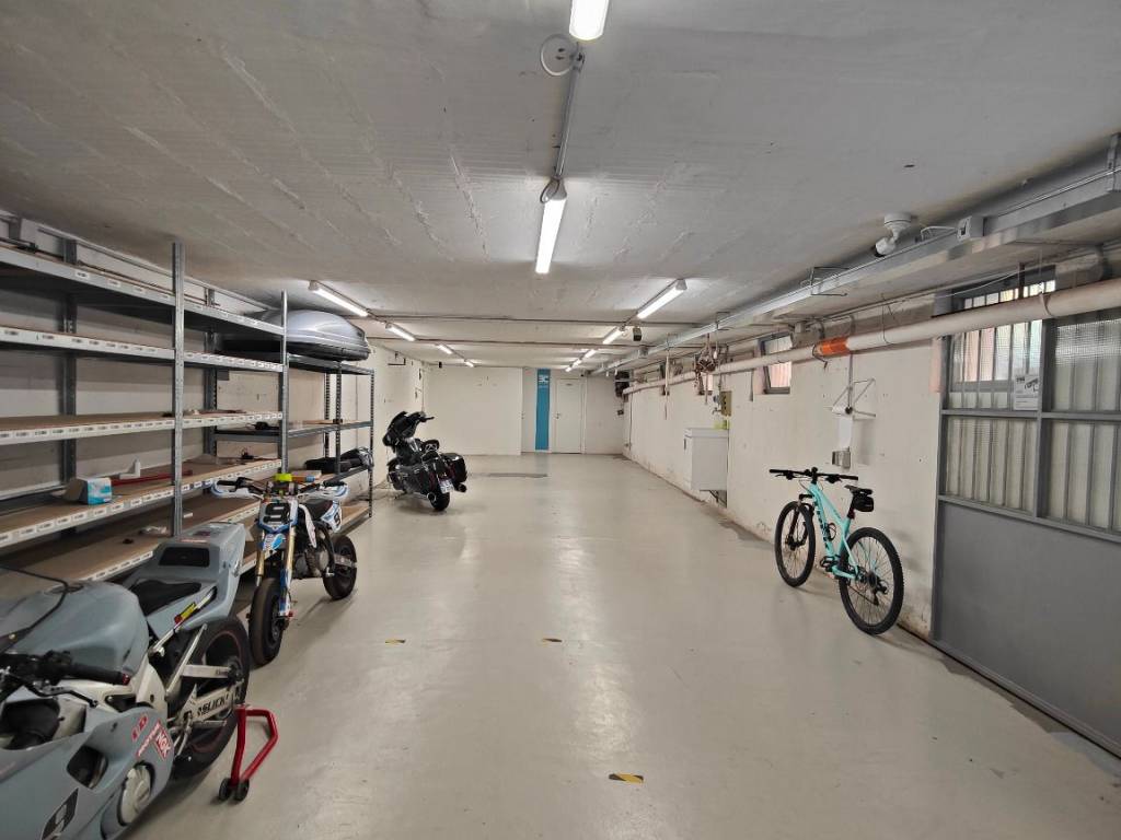 locale commerciale in affitto a Bologna in zona Saragozza