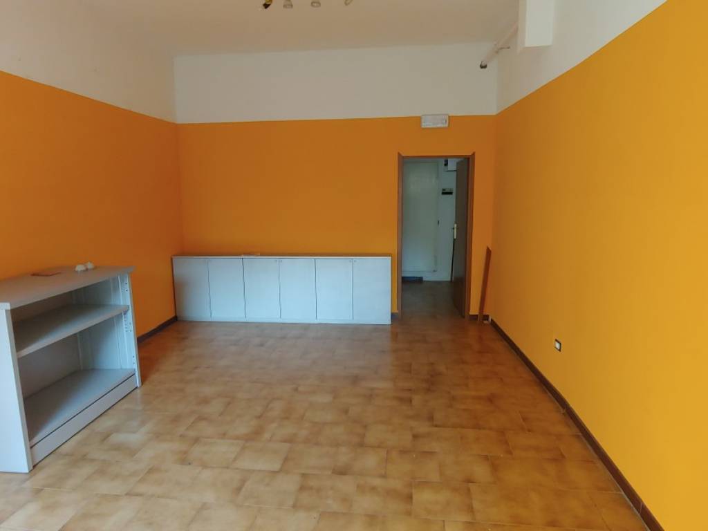 negozio in affitto a Bologna in zona Saffi