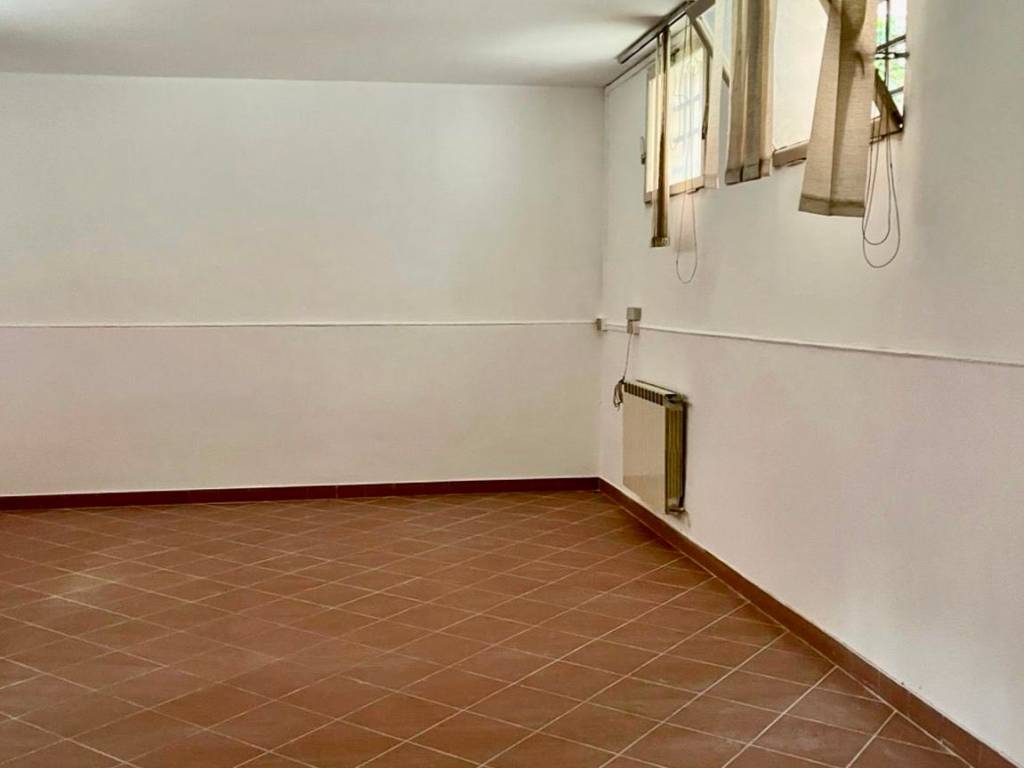 negozio in affitto a Bologna in zona Saffi