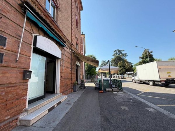 locale commerciale in affitto a Bologna