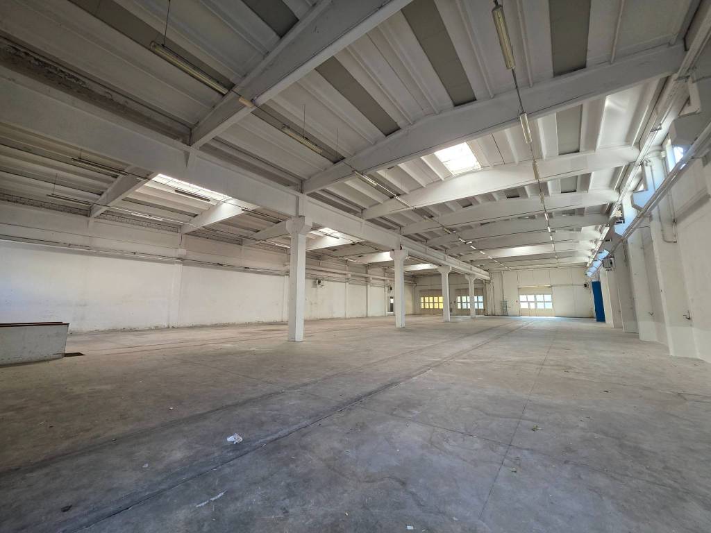 locale commerciale in affitto a Bologna in zona Savena