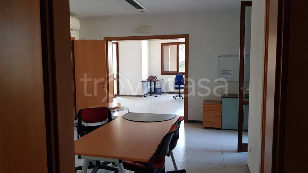 ufficio in affitto a Calderara di Reno in zona Lippo