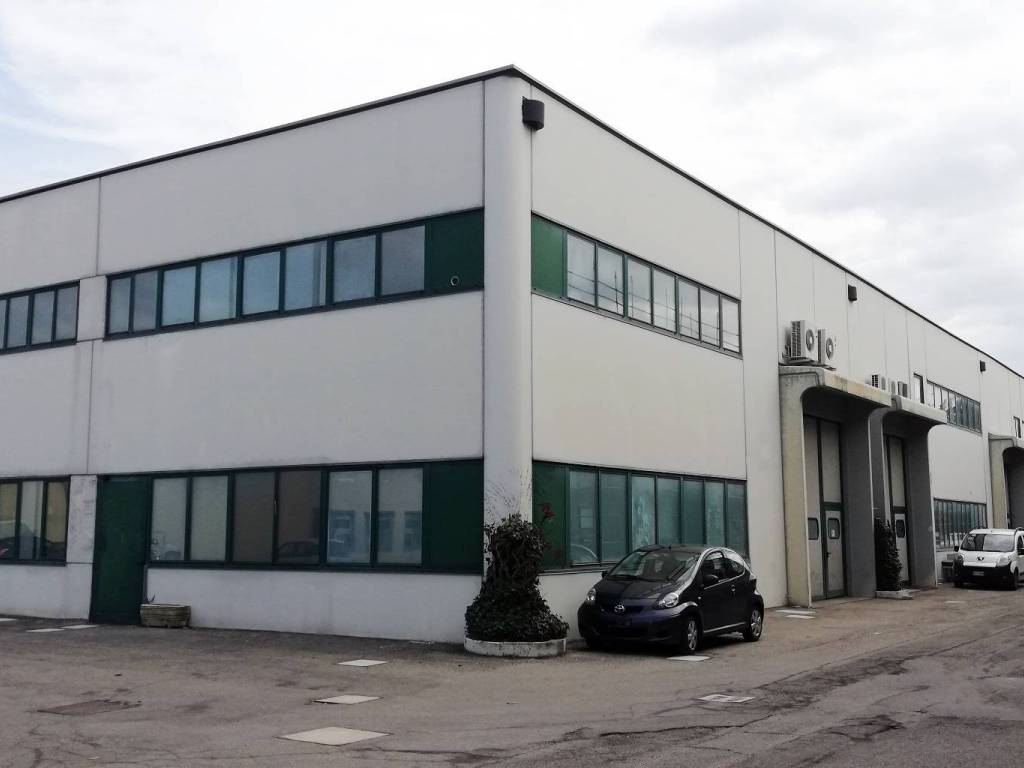 locale commerciale in affitto a Calderara di Reno in zona Lippo