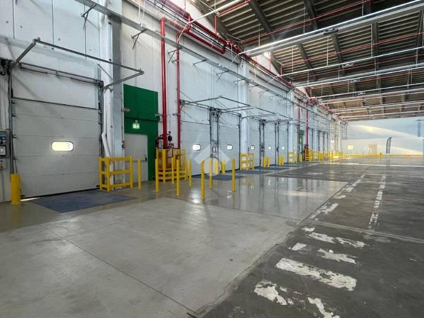 locale commerciale in affitto a Calderara di Reno