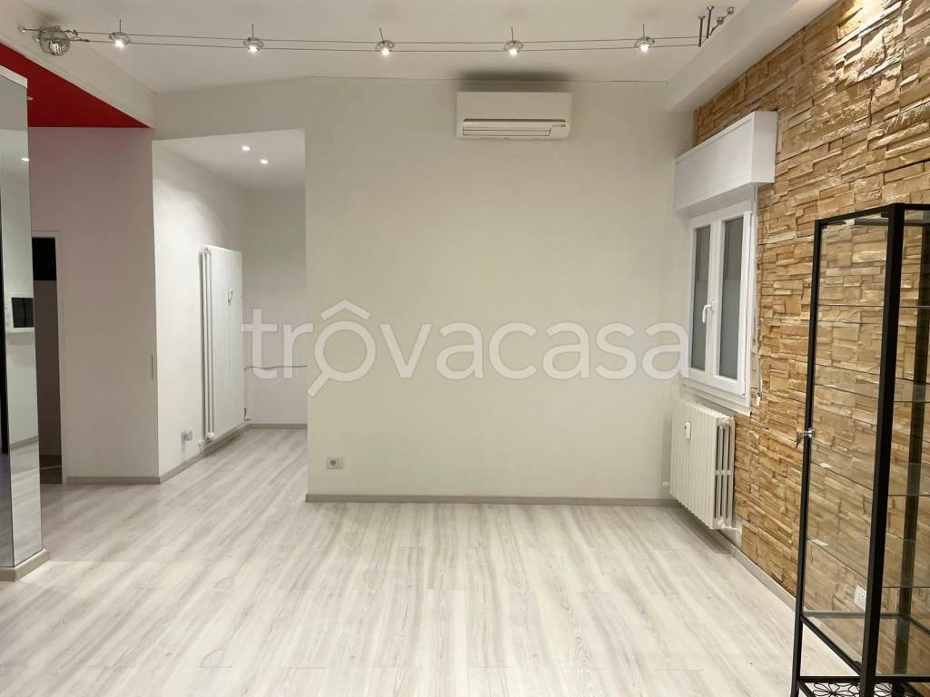 negozio in affitto a Calderara di Reno in zona Longara