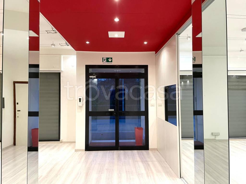 negozio in affitto a Calderara di Reno in zona Longara