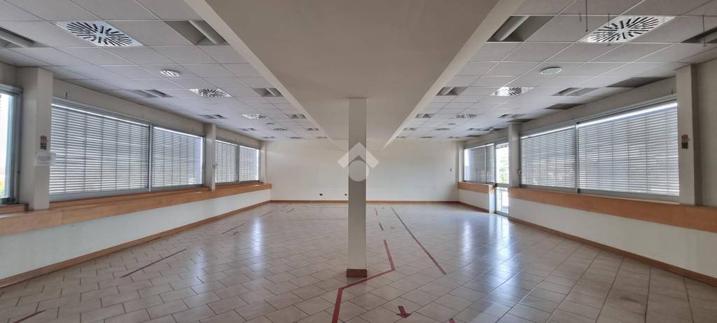 negozio in affitto a Calderara di Reno in zona Bargellino