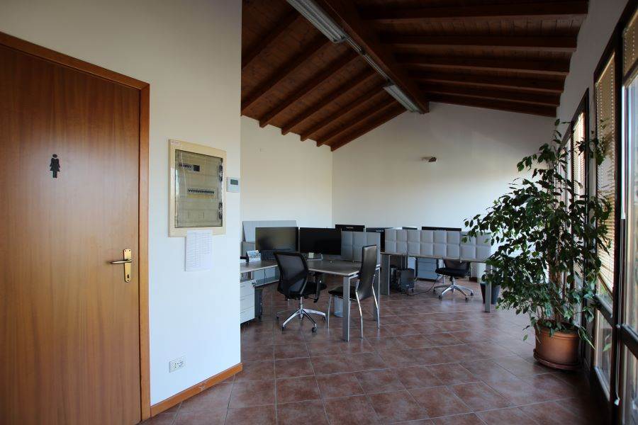 ufficio in affitto a Calderara di Reno in zona Lippo