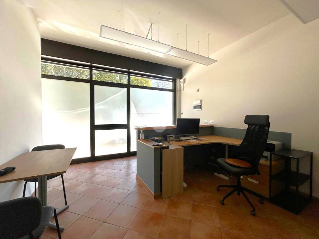 ufficio in affitto a Calderara di Reno in zona Lippo