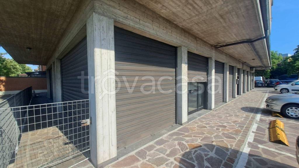 negozio in affitto a Calderara di Reno in zona Lippo