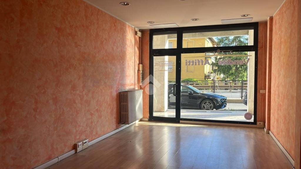 negozio in affitto a Casalecchio di Reno in zona Croce