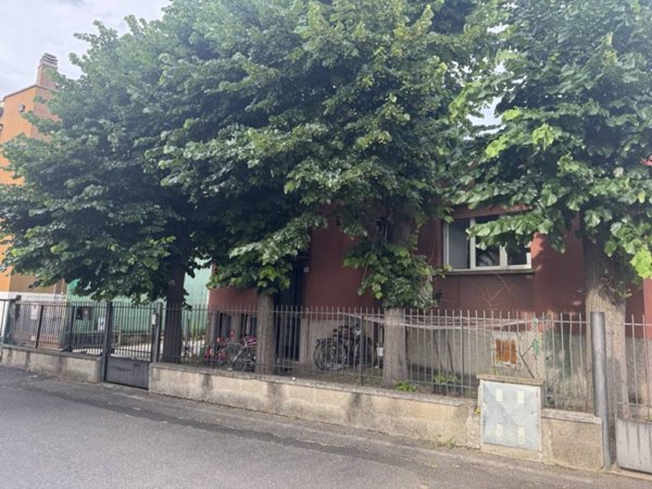 locale commerciale in affitto a Casalecchio di Reno in zona Croce