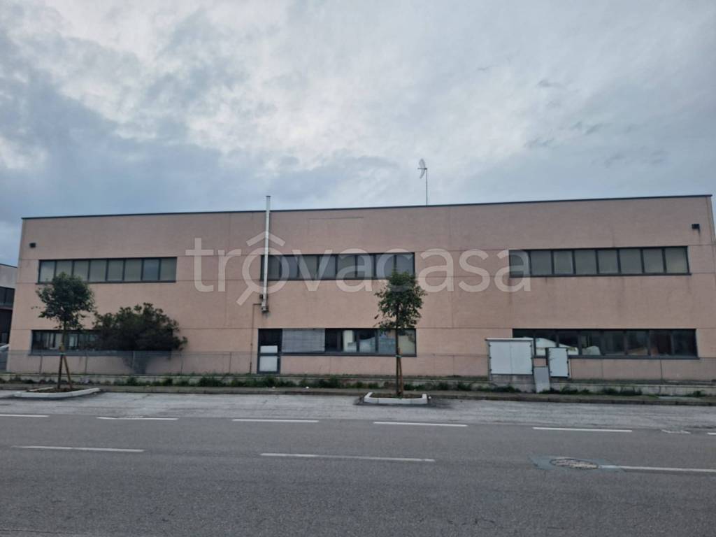 locale commerciale in affitto a Castel Guelfo di Bologna