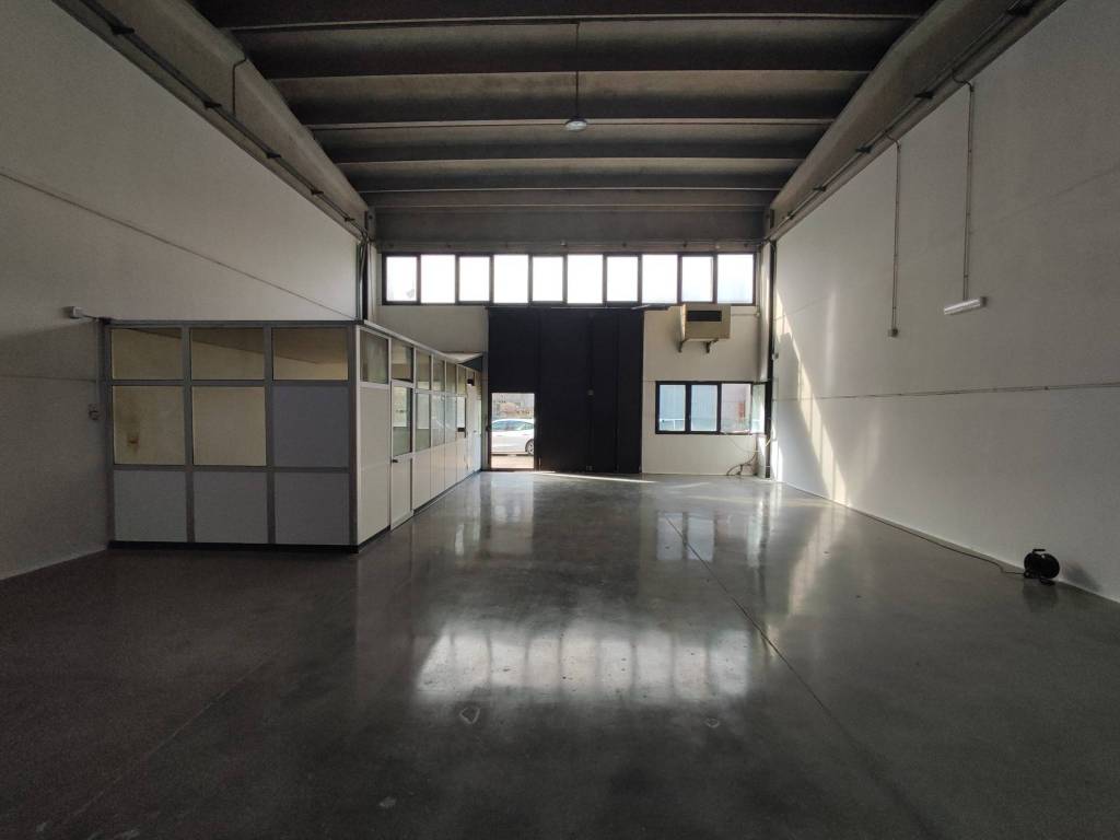 locale commerciale in affitto a Castel Guelfo di Bologna