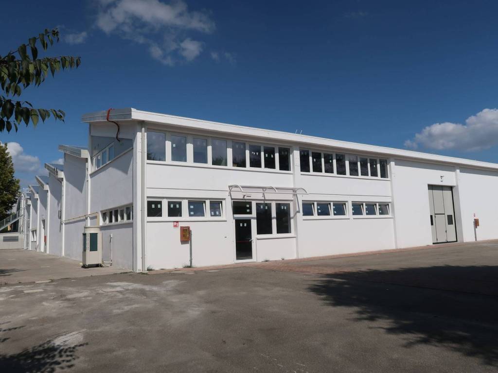 locale commerciale in affitto a Granarolo dell'Emilia in zona Cadriano