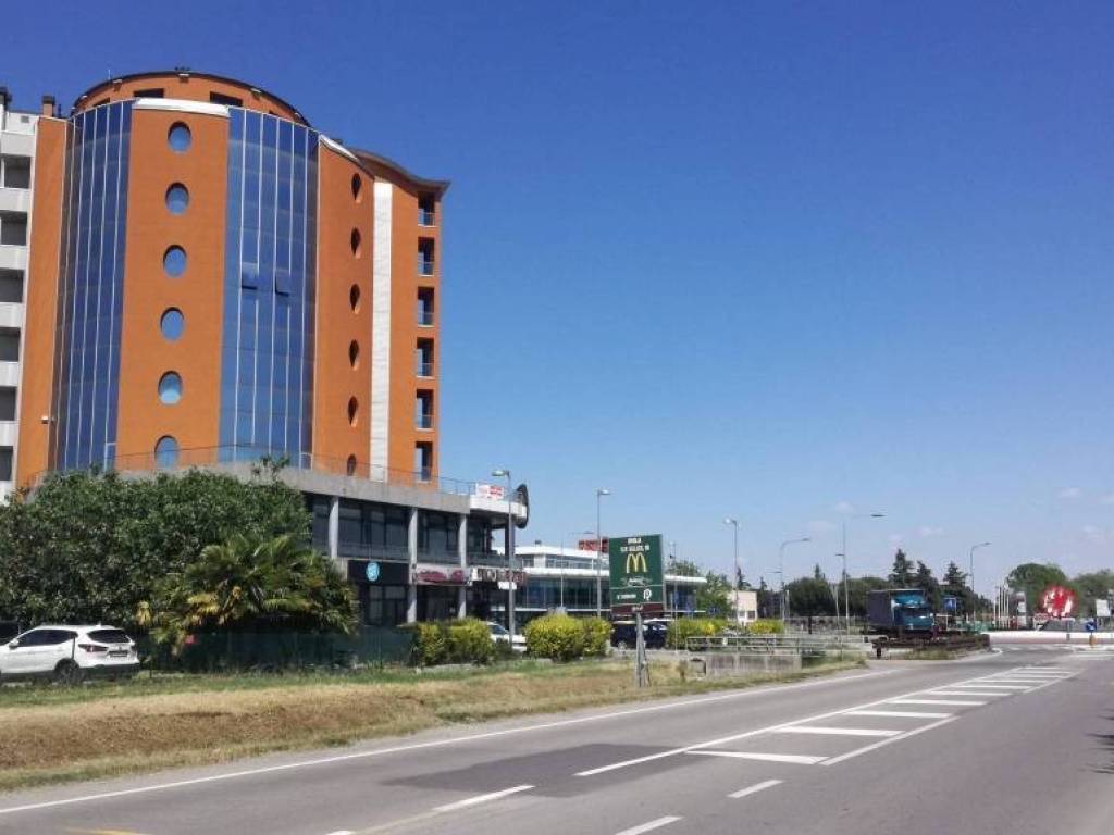 ufficio in vendita ad Imola in zona Area Industriale