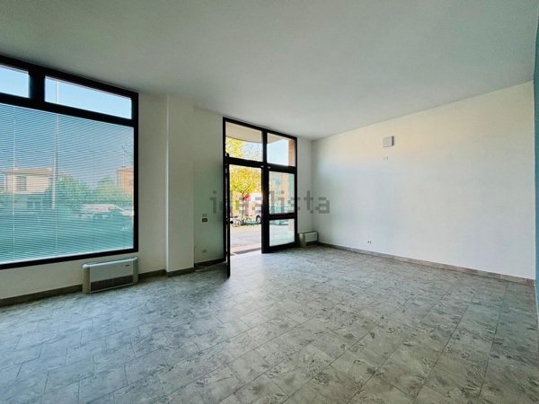 negozio in affitto ad Imola