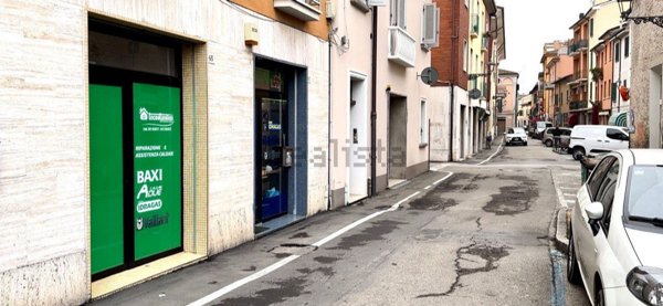 negozio in affitto ad Imola