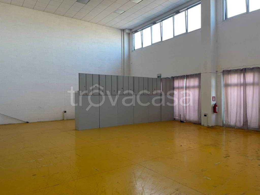 negozio in affitto ad Imola