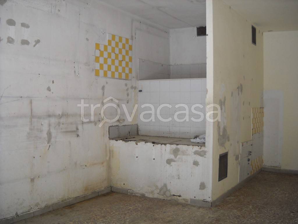 locale commerciale in affitto ad Imola