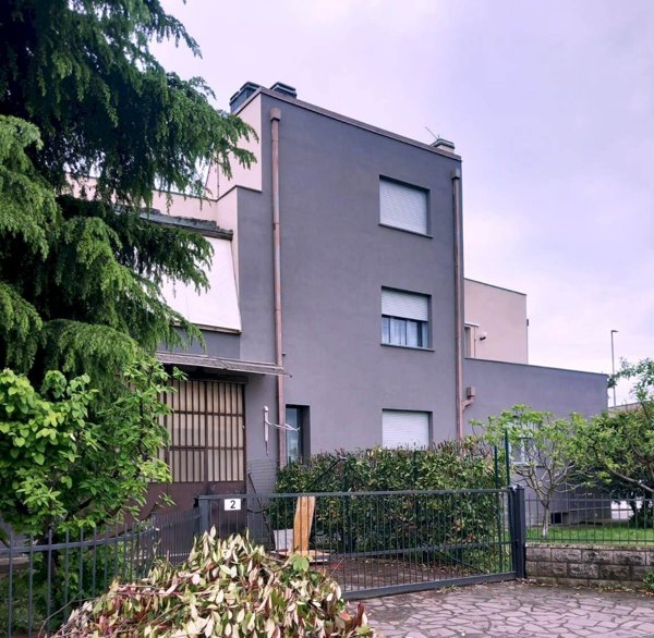 locale commerciale in affitto ad Imola