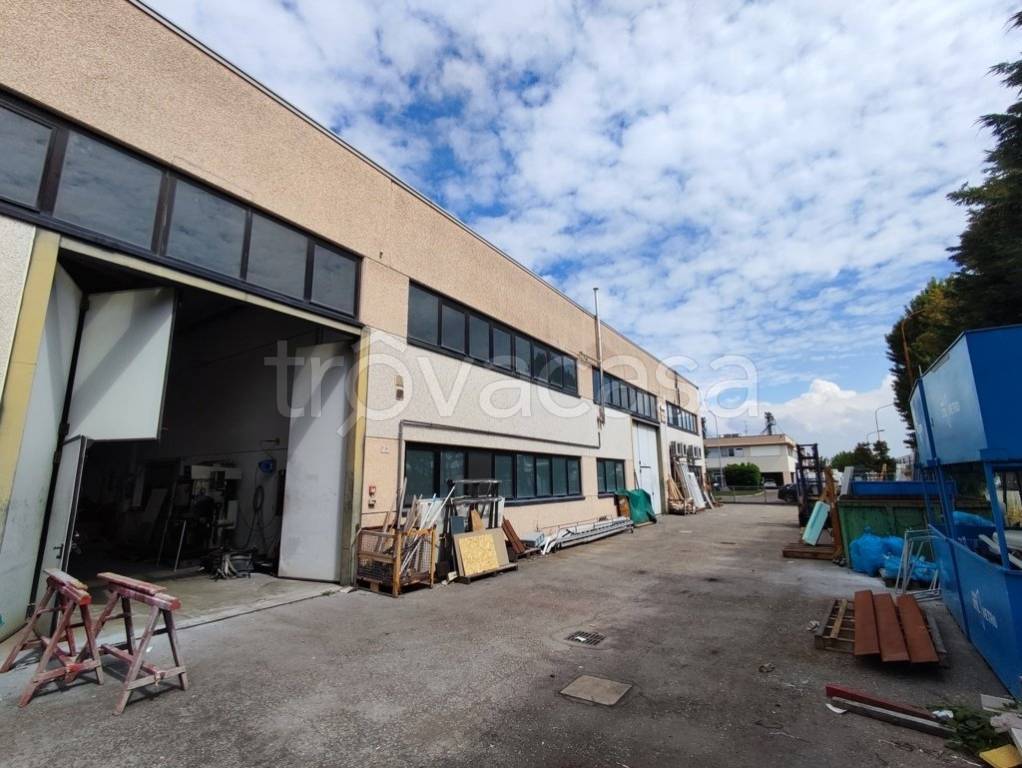 locale commerciale in affitto ad Imola in zona Area Industriale