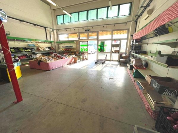 negozio in affitto ad Imola