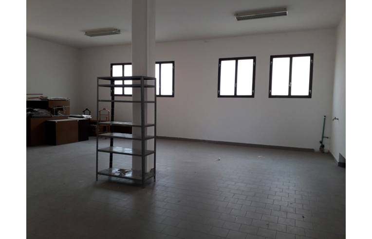 locale commerciale in affitto ad Imola