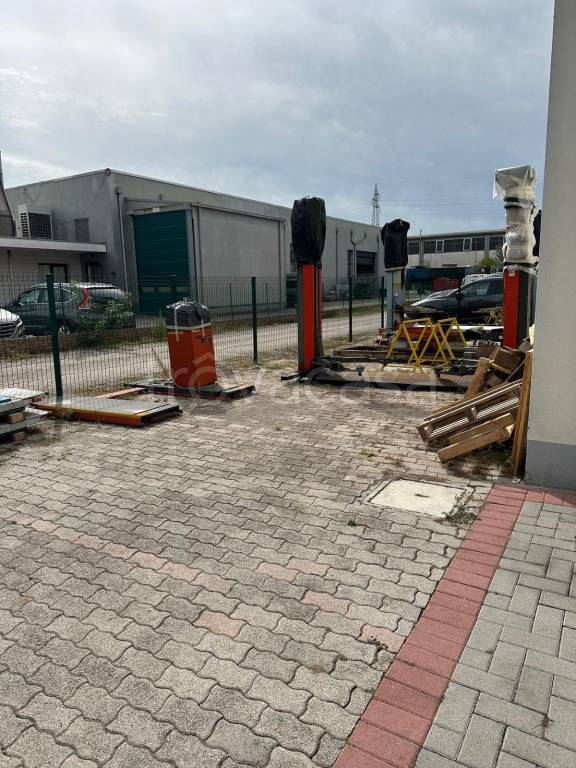 locale commerciale in affitto ad Imola