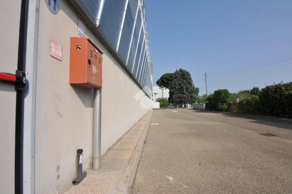 locale commerciale in affitto ad Imola in zona Area Industriale