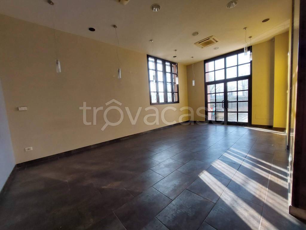 negozio in affitto ad Imola