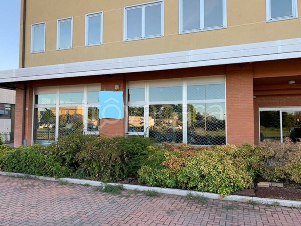 negozio in affitto ad Imola