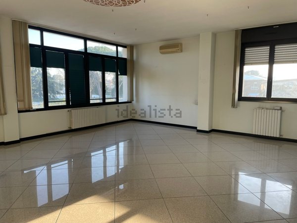 ufficio in affitto ad Imola in zona Area Industriale