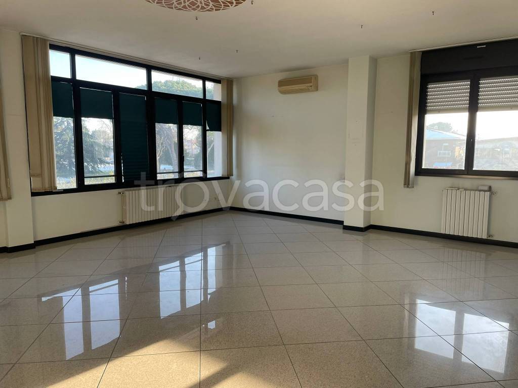 ufficio in affitto ad Imola in zona Area Industriale