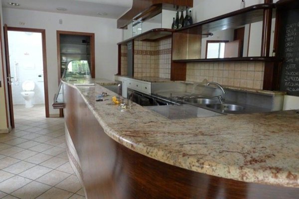 negozio in affitto ad Imola