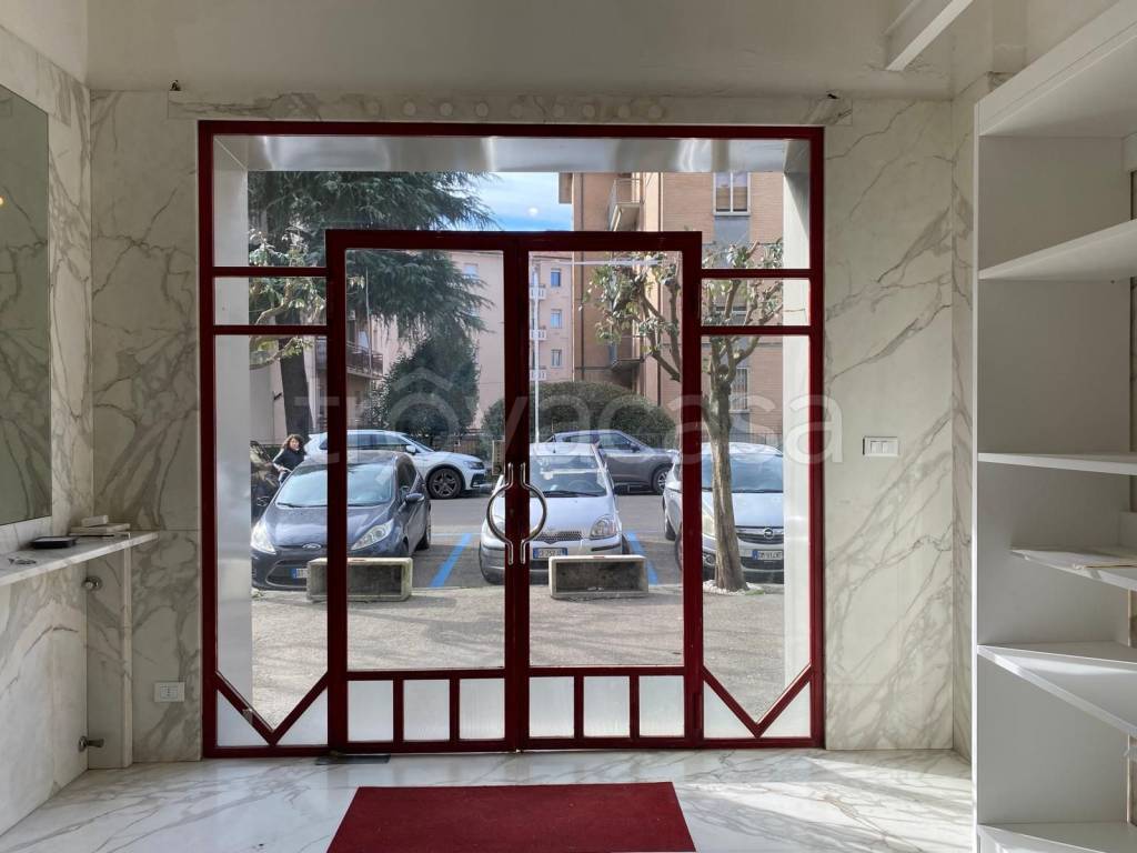 negozio in affitto ad Imola