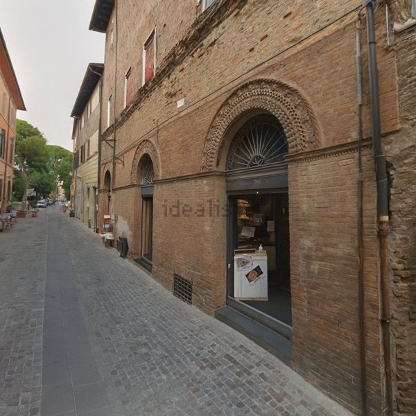 locale commerciale in affitto ad Imola in zona Centro Storico