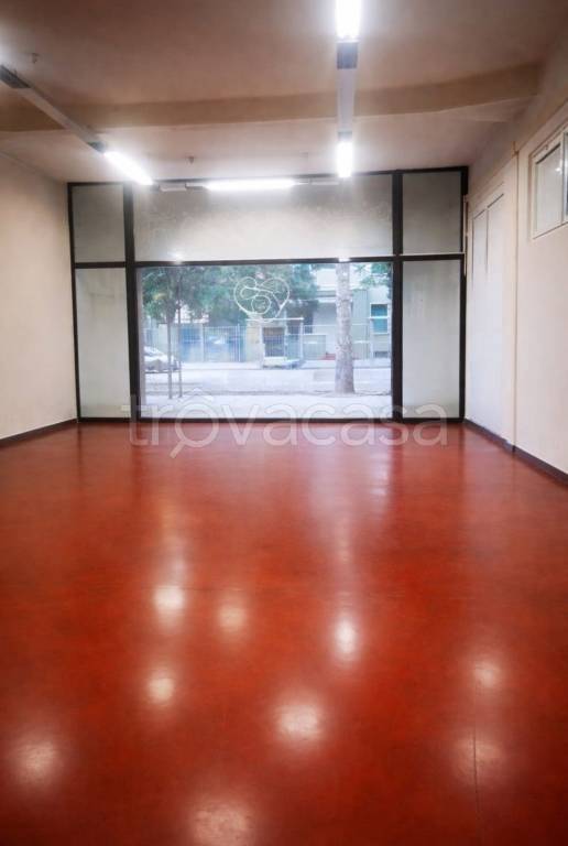 negozio in affitto ad Imola