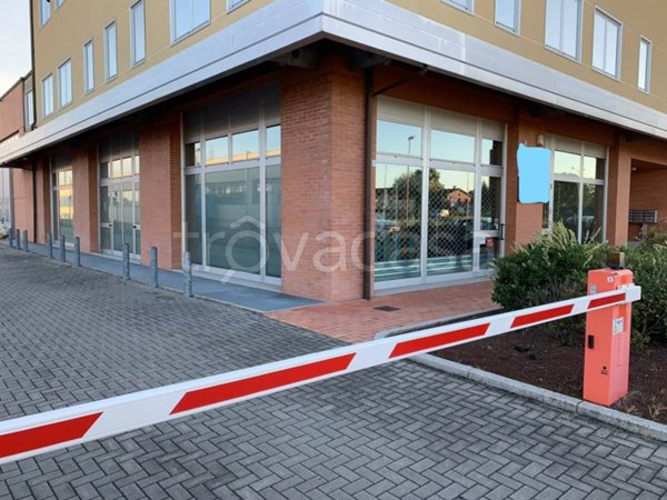 negozio in affitto ad Imola