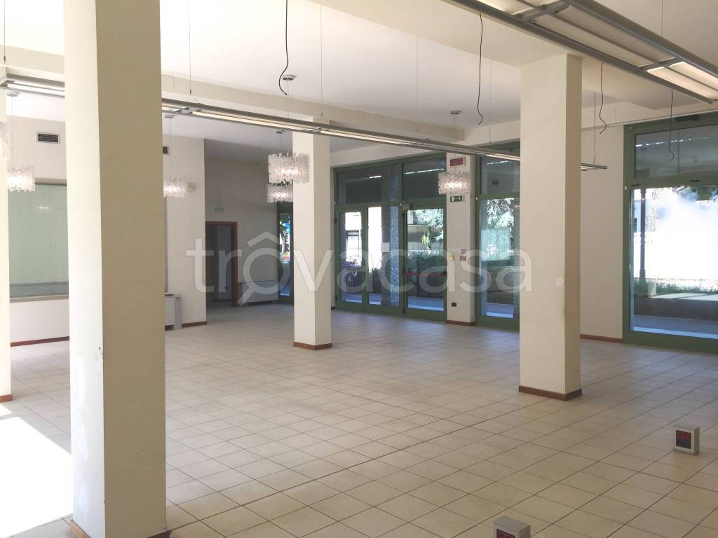 negozio in affitto ad Imola in zona Area Industriale