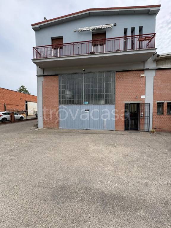 locale commerciale in affitto ad Imola