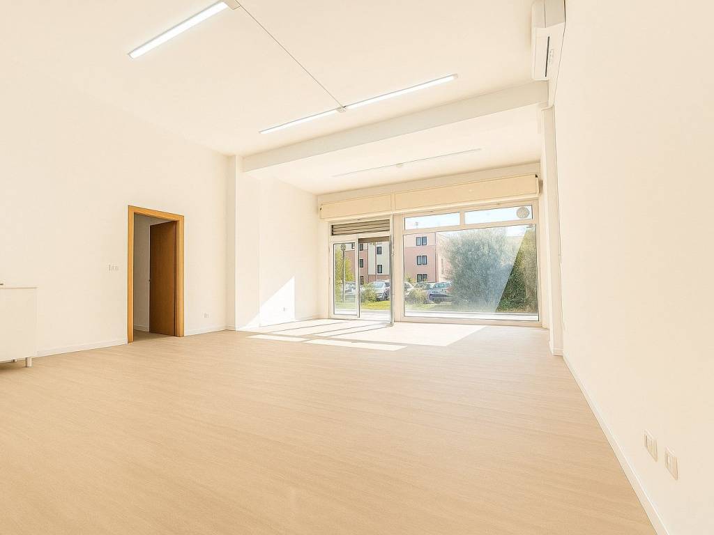 negozio in affitto ad Ozzano dell'Emilia in zona Maggio