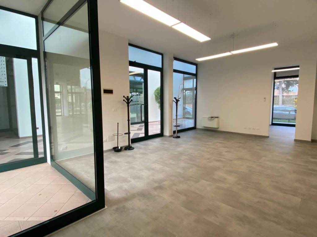 negozio in affitto ad Ozzano dell'Emilia