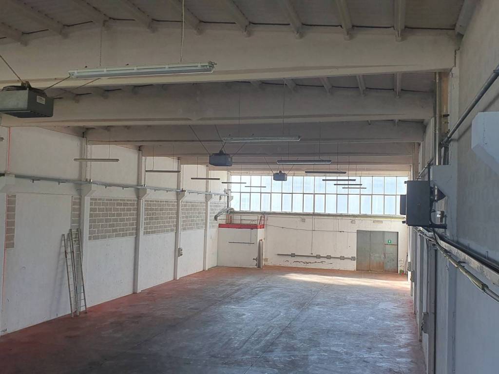 locale commerciale in affitto ad Ozzano dell'Emilia in zona Quaderna