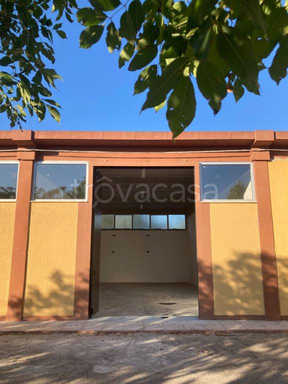 locale commerciale in affitto a Sant'Agata Bolognese