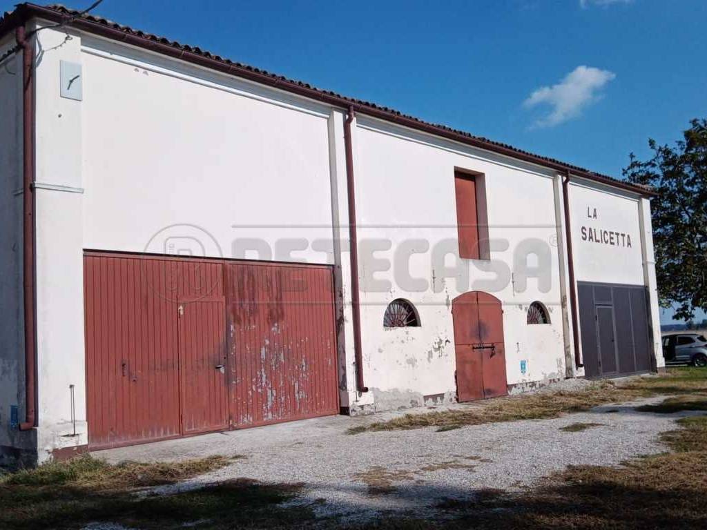 locale commerciale in affitto a Bondeno
